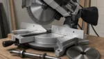 Kappsaege Komponenten im Detail: Saegeblatt, Gehrungsanschlag, Tisch und Welle