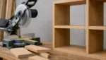 Massivholz-Regal fugenfrei zuschneiden mit Kappsäge